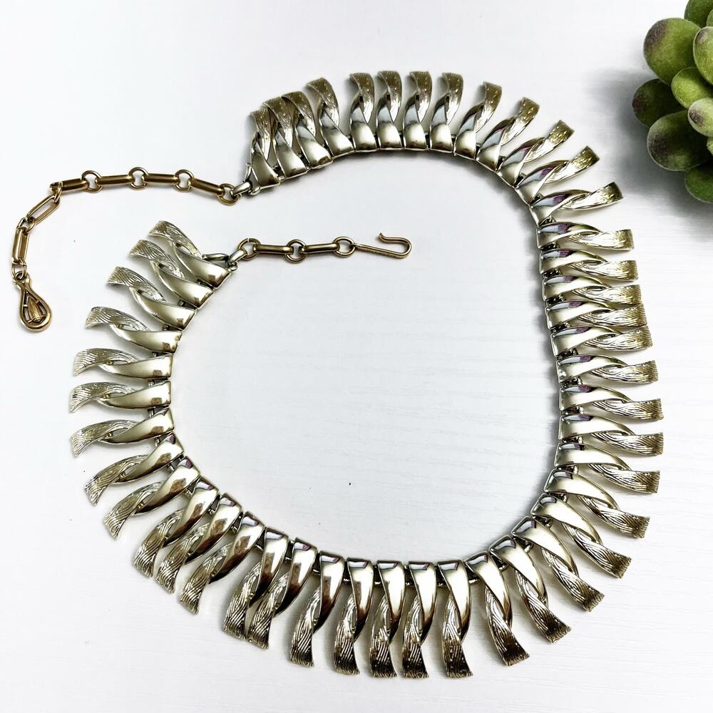 Coro Vintage Light Gold Wreath Collar Necklace - Picture 2 of 9